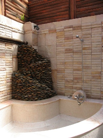 I badrummet är det ett jättestort badkar med vattenfall. Taket är av plast och släpper in solljuset. Verkligen mysigt!